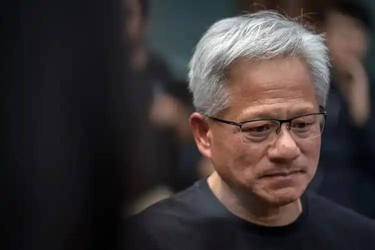 在30号中美韩国会见的关键时刻,黄仁勋站出来说话了,他说:美国必须要重新向中国销