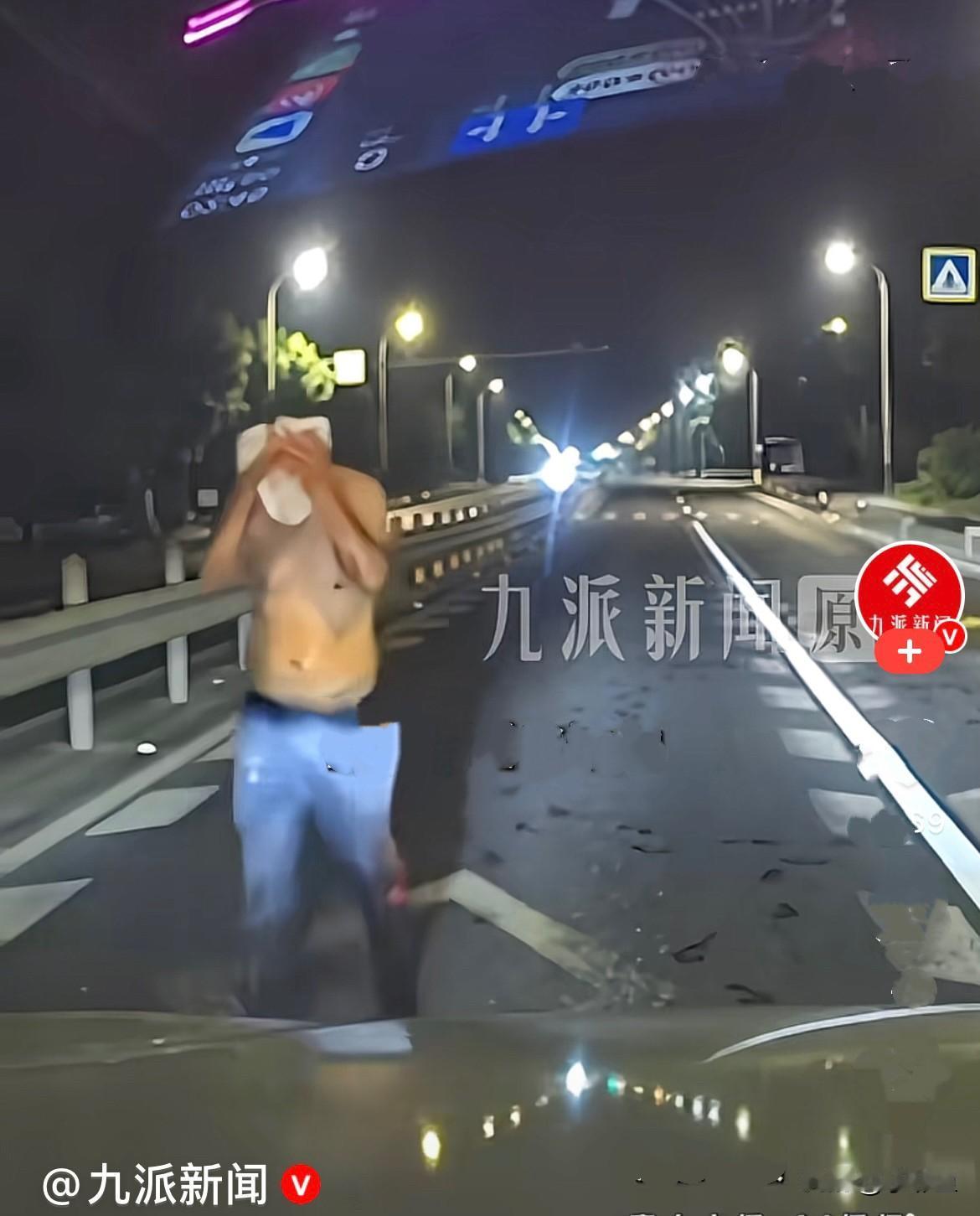 近日，浙江绍兴凌晨两点，05后的章小伙独自开车回家，一路正常行驶。突然，路边出现