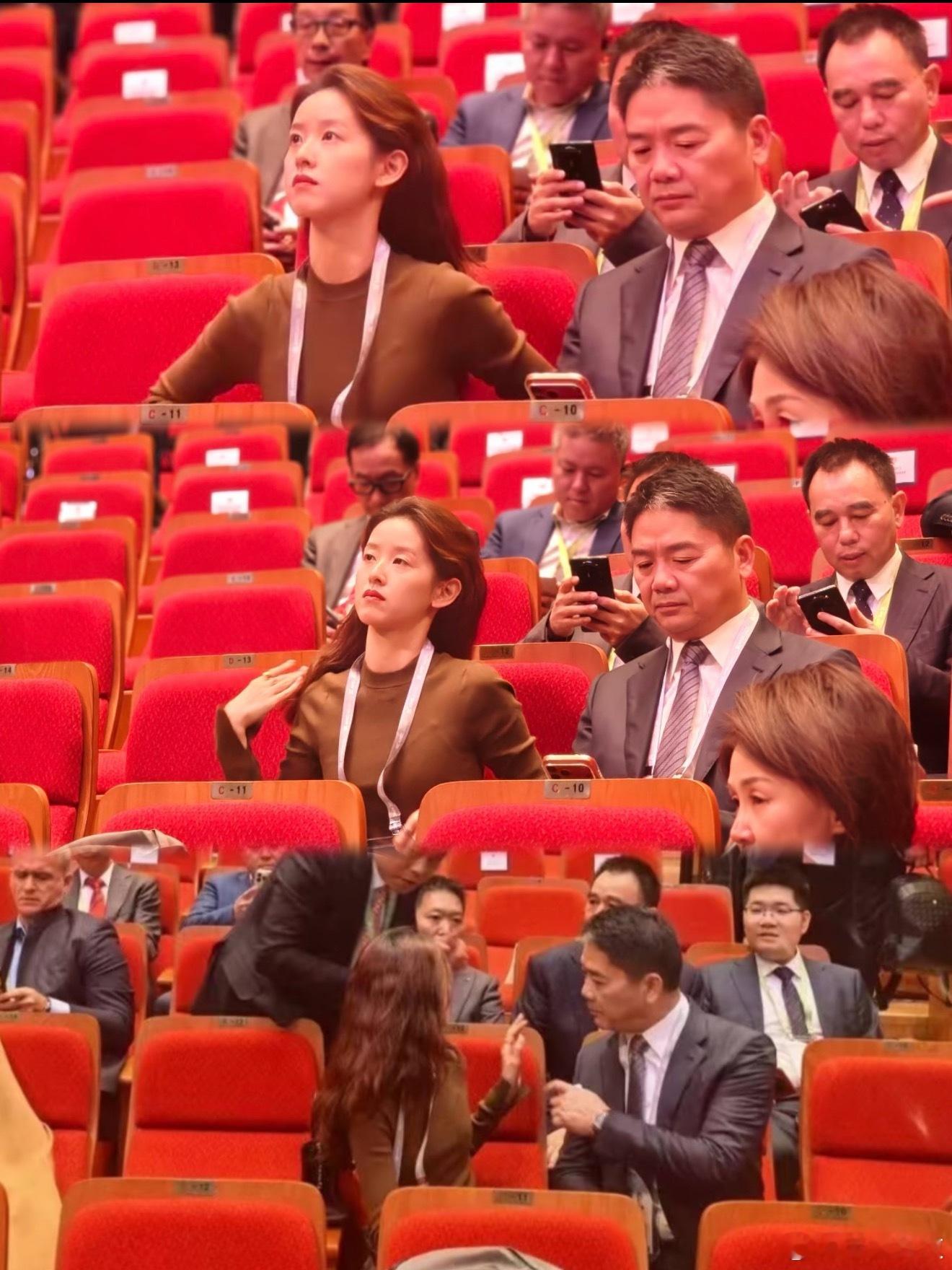 刘强东从此在老婆面前没有了自信前面说了人家关系很好，愣是被媒体给拍出了陌生感。