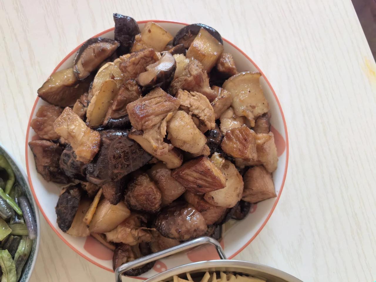 下船休假第五天，终于有一道硬菜了今天中午老妈做了四个菜，其中有一盘菜是瘦肉居