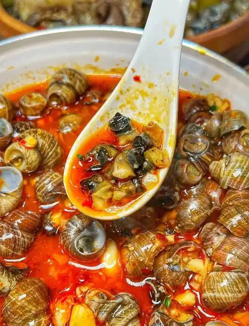湖南永州夜宵吃啥？看看这些美味！永州宵夜推荐：1、永州嗦螺、永州血鸭、东安鸡
