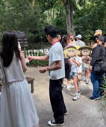 新加坡动物园路透，郭富城全家低调出游，方媛白裙氛围感拉满，气质好惊艳