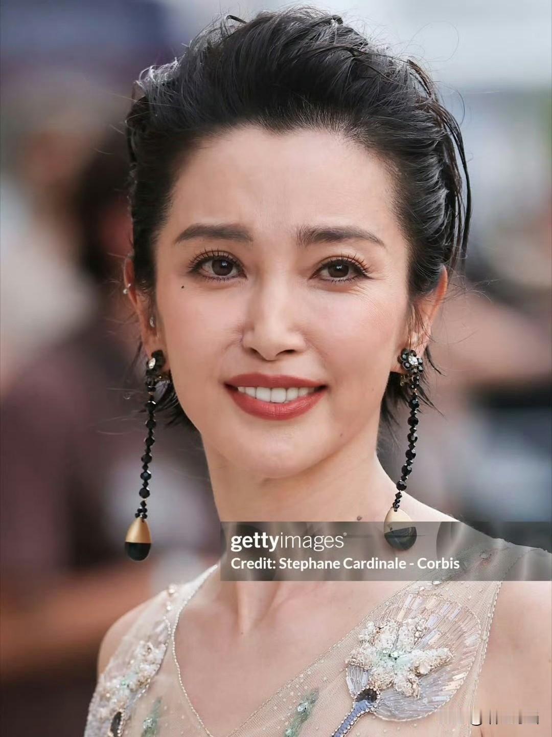 天哪，李冰冰怎么都老成这样了？在看到图的那一瞬间，简直不敢相信，昔日的大美女也逃