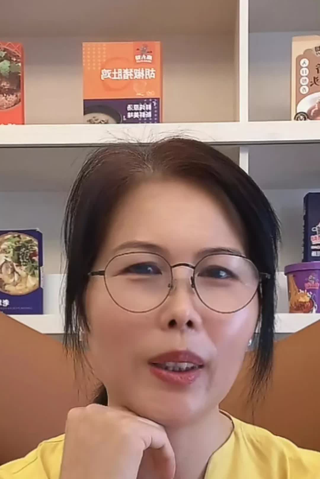 小杨阿姨昨天在弯弯去赶大集，看到了很多的水果粽子等，小杨阿姨说台湾的西瓜也按块卖