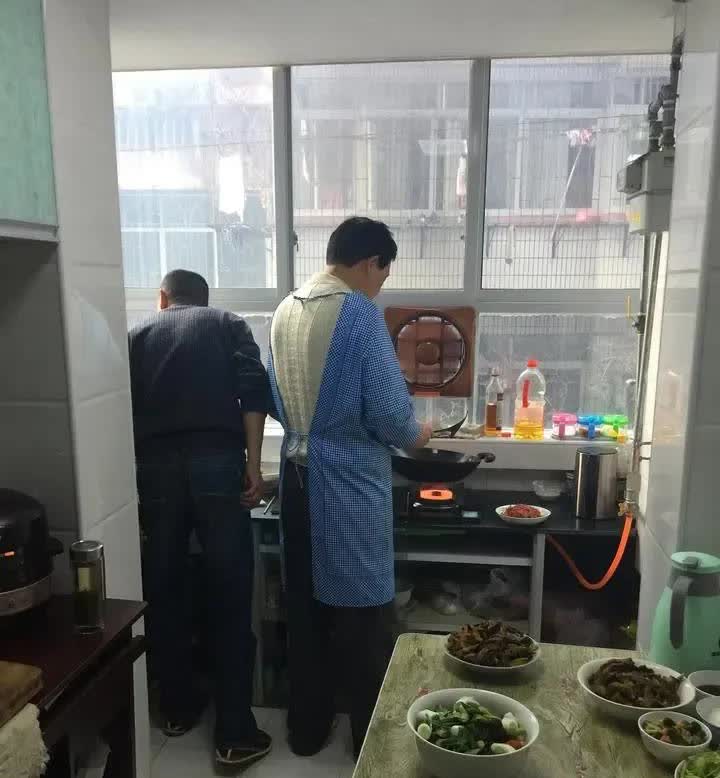 我儿子同学家长，男的，与现在的老婆属于重组家庭，自己的一个男孩，老婆的一个男孩，