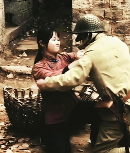 1940年，日军凌辱了村民宋大海的妻子，他却邀请日军喝酒。然而，就在日军喝到大醉