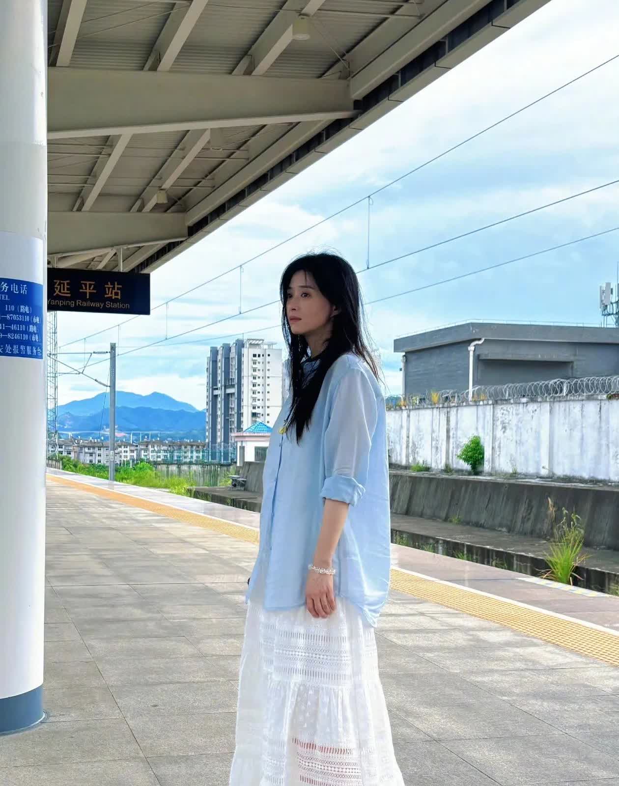 42岁的蒋欣现身福建南平火车站。她瘦了20斤以后整个人看起来也更年轻了，看起