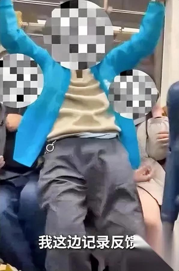 地铁上老人非要坐女生腿？不是没座位，人家让了爱心座他还不要？10月28号