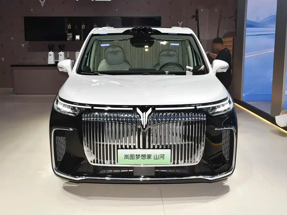 2026款岚图梦想家增程式七座MPV。车身5315mm×1985mm×1820m