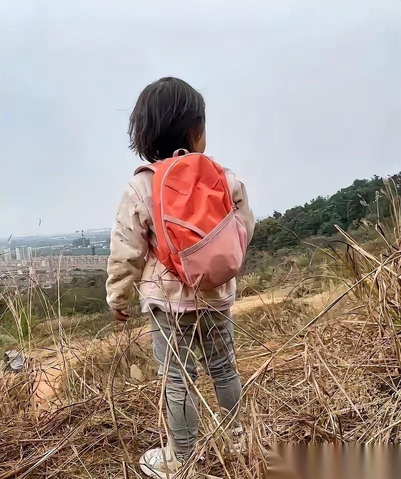 泪目！一对夫妻离婚后，留下一个女儿和丈夫生活，小女孩7岁上学了，父亲为了生活，选