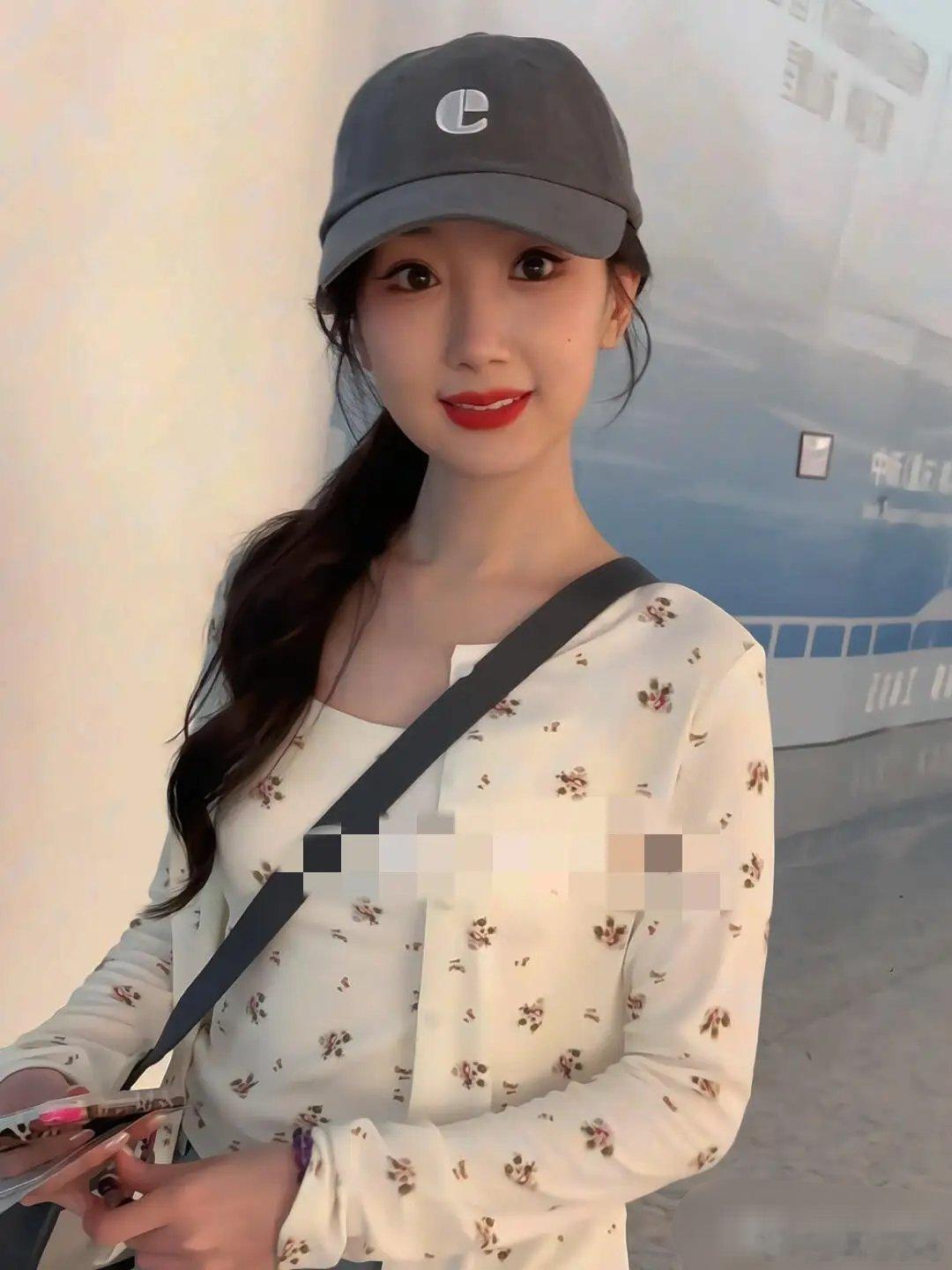 毛晓彤重庆出发机场路透照，大全妆无口罩，甜妹的松弛感拿捏​​​