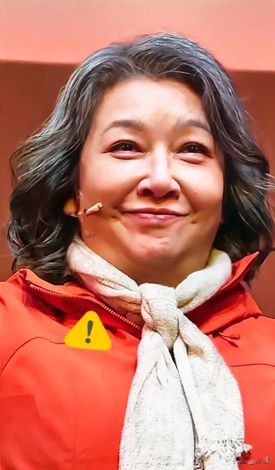 58岁的江珊，被问到皱纹，她笑了。人人都说她老了，胖了。她却指着自己的白发，跟记