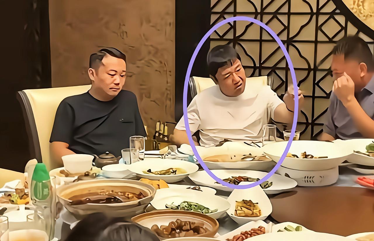 46岁贾冰，辞了副处级铁饭碗拼喜剧，和战友喝酒却被同桌人偷拍46岁的贾冰，当年