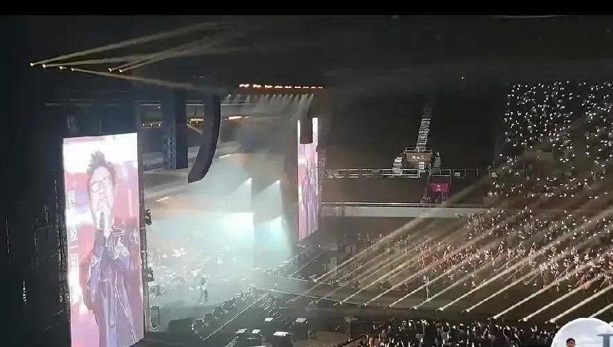 汪峰天津开唱，我刷到视频第一眼就盯空座。内场后排零星缺口像秃斑，镜头一扫弹幕齐