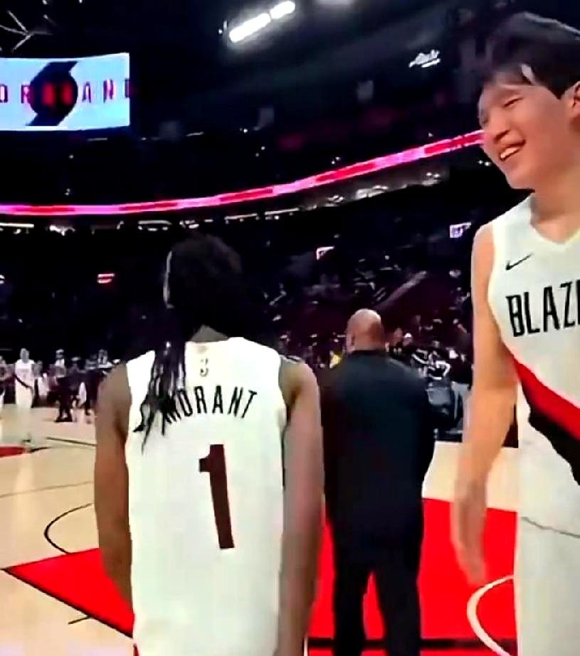 莫兰特赛后专门找到杨瀚森，当面跟他说“就得这么打”。这话从NBA状元秀嘴里蹦出
