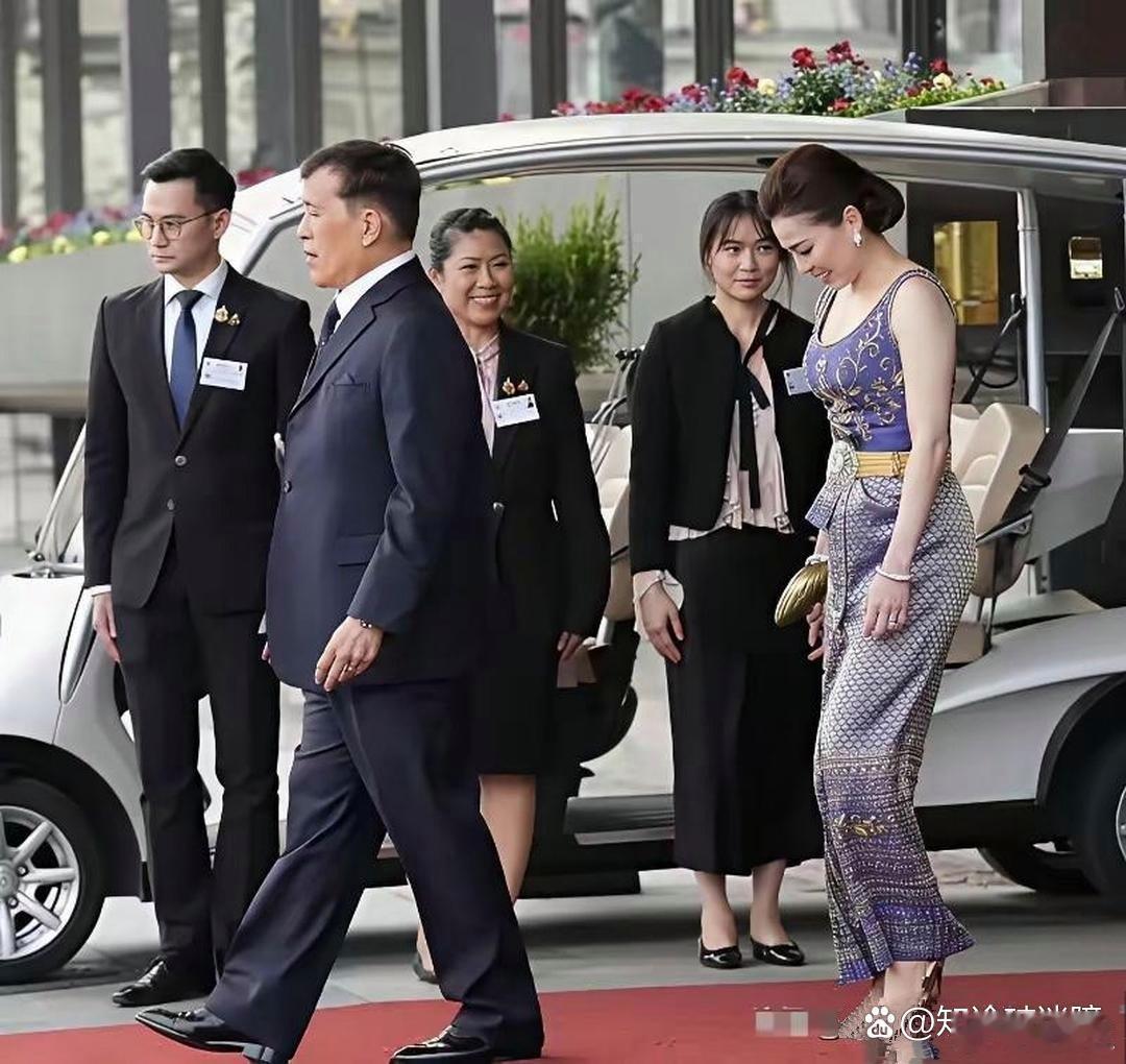 别说泰王了，连我个女的看见都得多看几眼。​​​