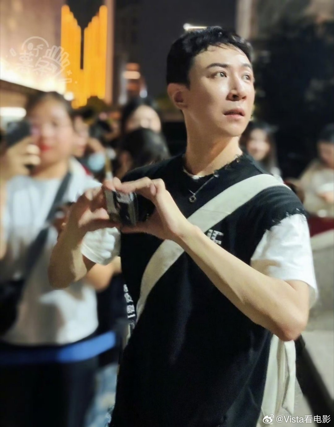 确实比之前的瓦片头显年轻张维伊换造型​​​