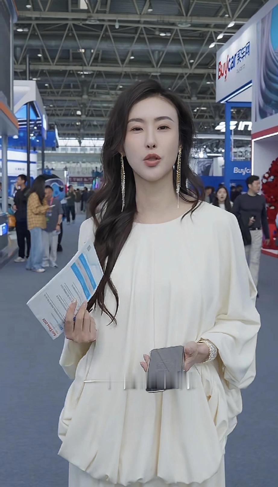 4月24日，车模兽兽现身2026北京车展，是以游客的身份，她的脸老得比较厉害，和