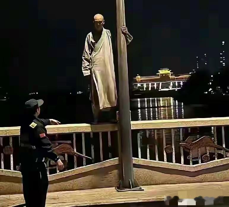 扶灯大师跳江后续，大师没有死，已经被及时救起来了，现在已经从ICU转入了普通病房