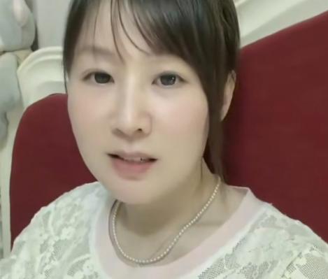 刷到一个视频，南昌一个41岁的女人，未婚未育，平时喜欢自驾游。经人介绍跟一个年轻
