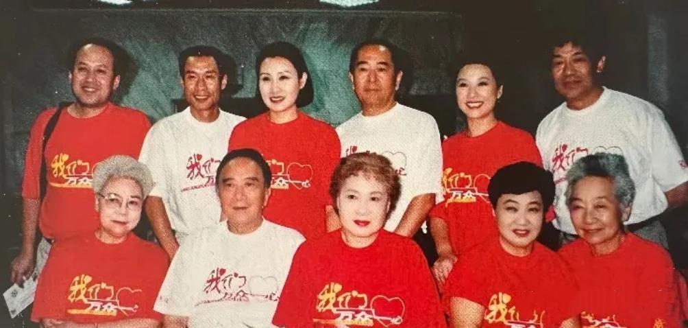 多位老一辈艺术家的珍贵合照：前排认出了穿着红T恤、银发蓬松的田华，目光沉和的