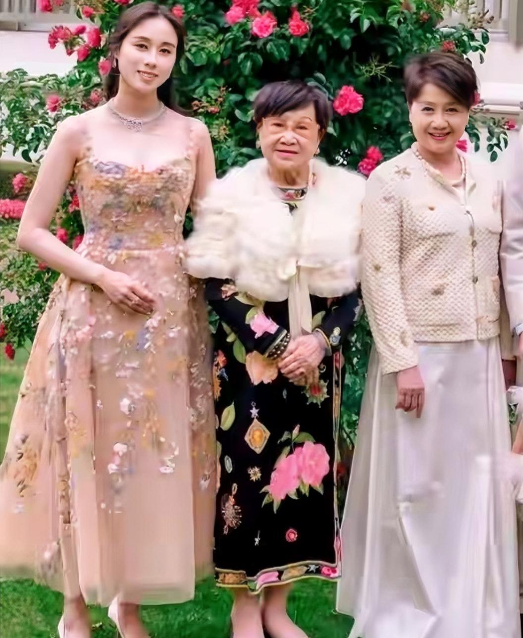 图中间的是梁安琪母亲，名叫梁玉珍，如今年过八旬，身体硬朗，母女二人样貌、身形都十