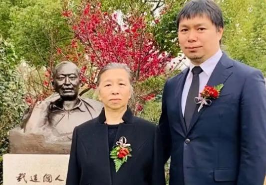 1975年，陈毅之子陈小鲁迎娶粟裕之女粟惠宁，两家父辈是生死战友，儿女结亲成佳话