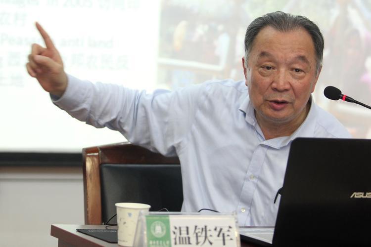 30万在农村能盖气派三层小楼，几万块就能开上小轿车，本来日子过得红红火火，为啥非