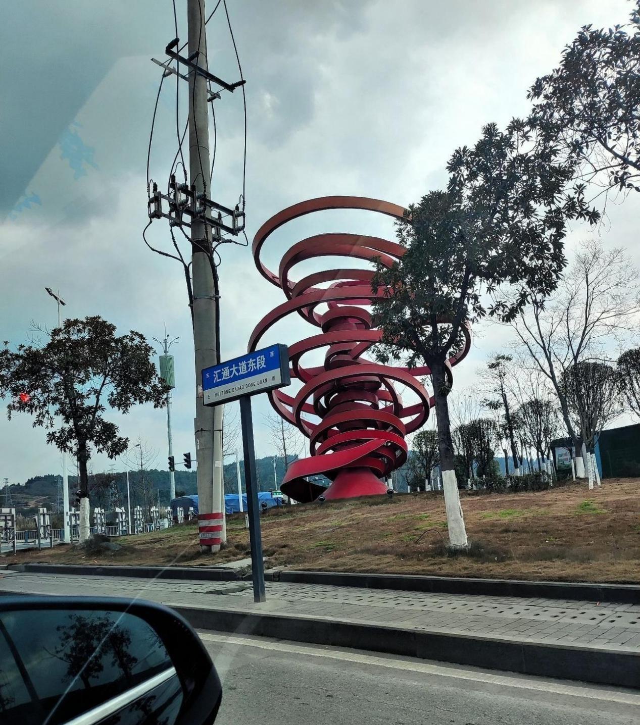 凌晨一点的首都机场，飞机刚从全球各地落地，那边黑压压的停车场里，几十辆车、上百号