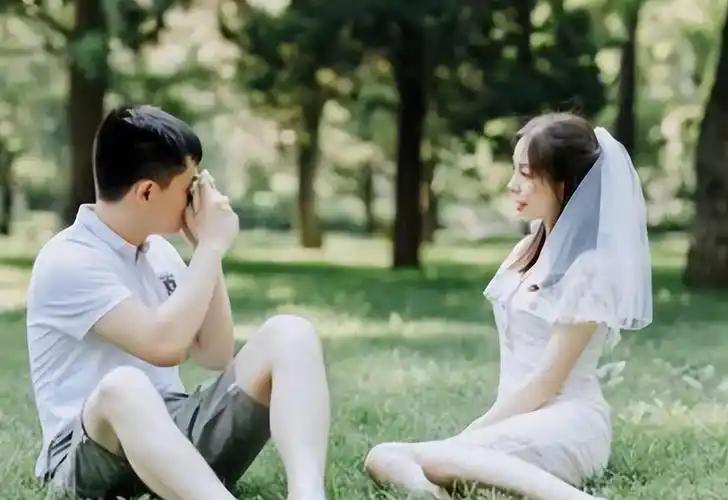 昨天一位朋友离婚了，表面上说是她嫌弃他长期隐瞒病情，但很可能只是说给外人听的托词