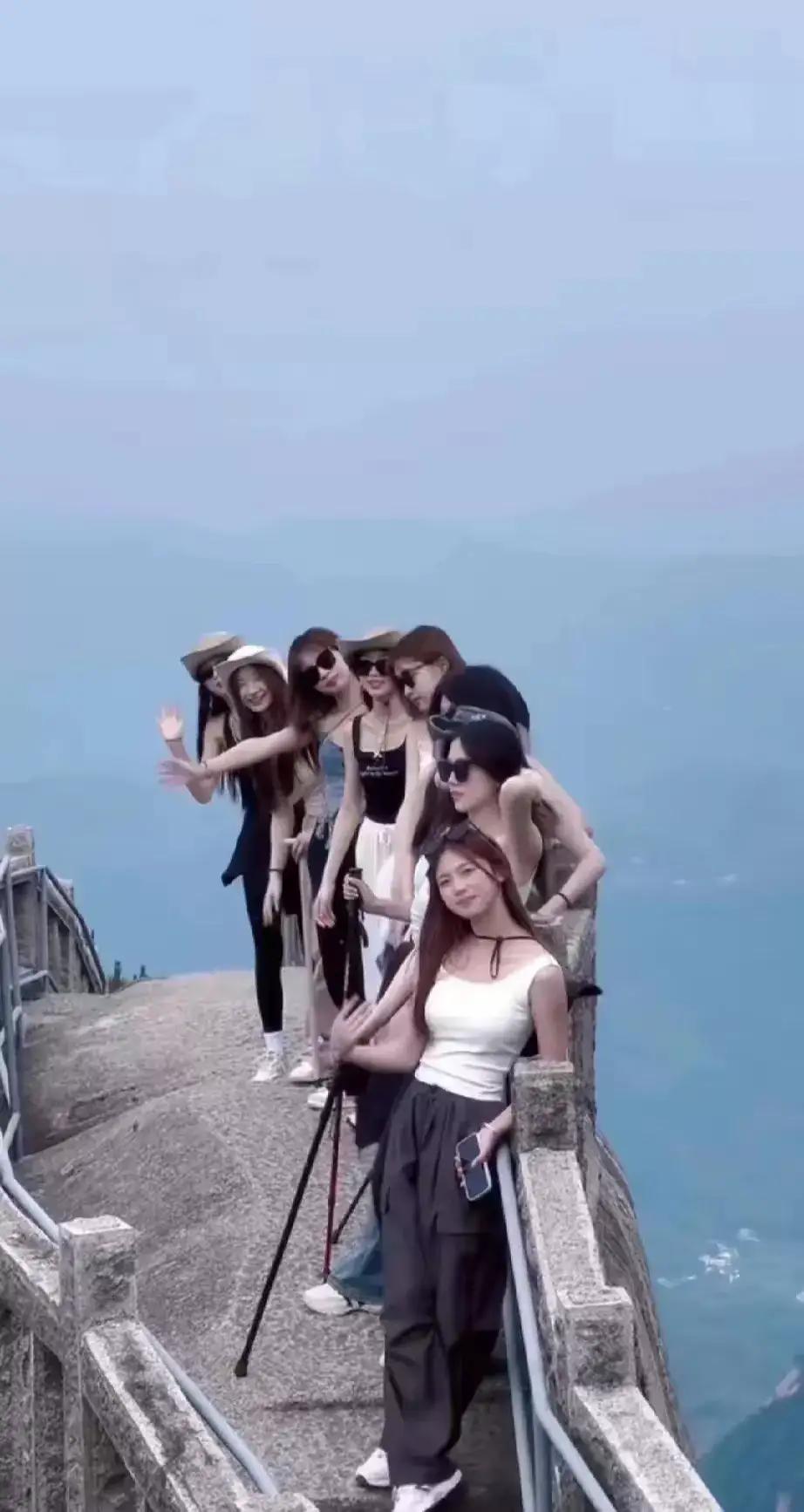 本来是奔着登高望远、看山河云海来爬山，结果直接被这一队美女抢光了所有风头。石栏杆