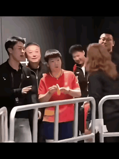 马林等国乒众人陪莎莎一起去采访，中途碰到周到，莎莎说:我想再练一会儿。周到:还练