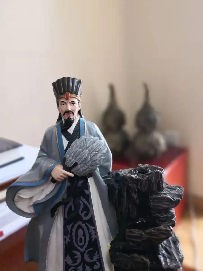 诸葛亮失败的原因主要是蜀中无大将，无人能攻城掠地。刘备发展太晚，虽然麾下有几个当