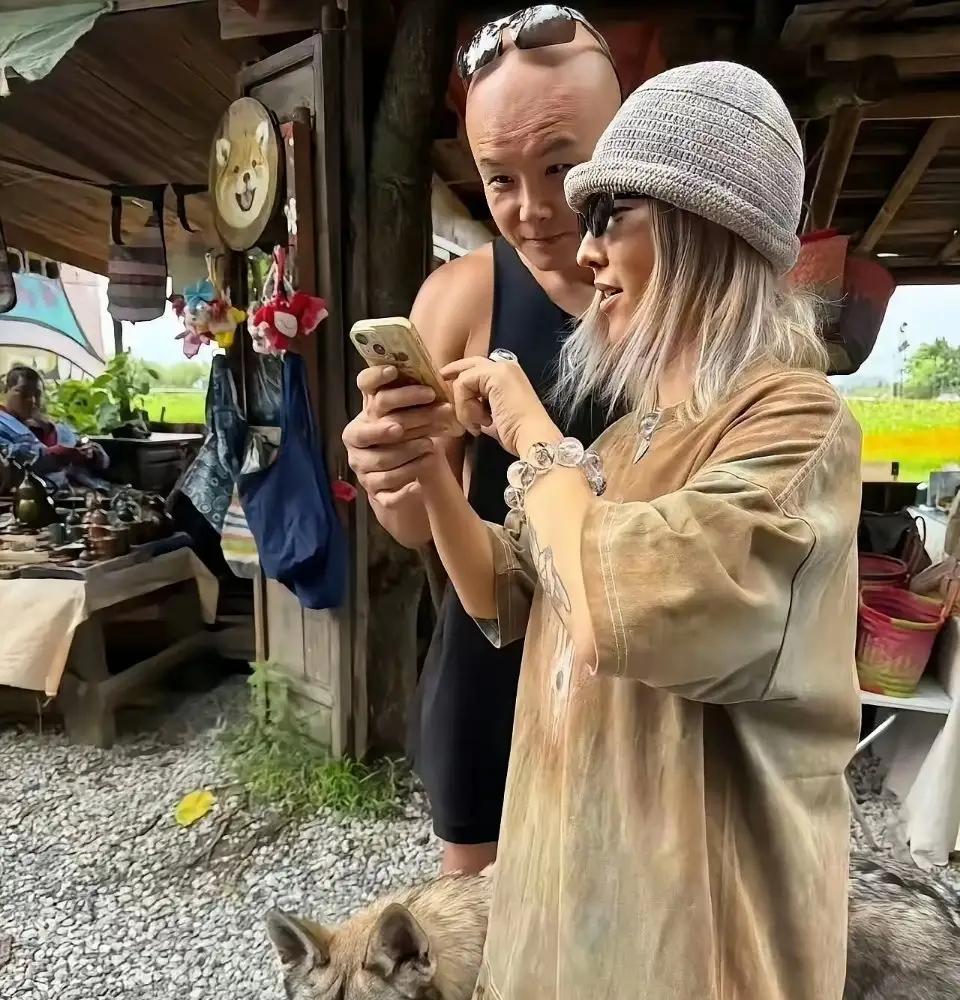 乐嘉携女隐居云南，骑车遛狗淡出娱乐圈，褪去光环找到自己的节奏最近有人在云南乡镇