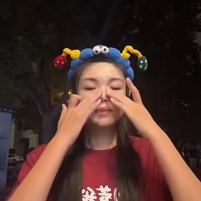 【高兴社售票员为什么下场参与砸缸？】近日，高兴社售票员、网红让嫂在抖音直播间多