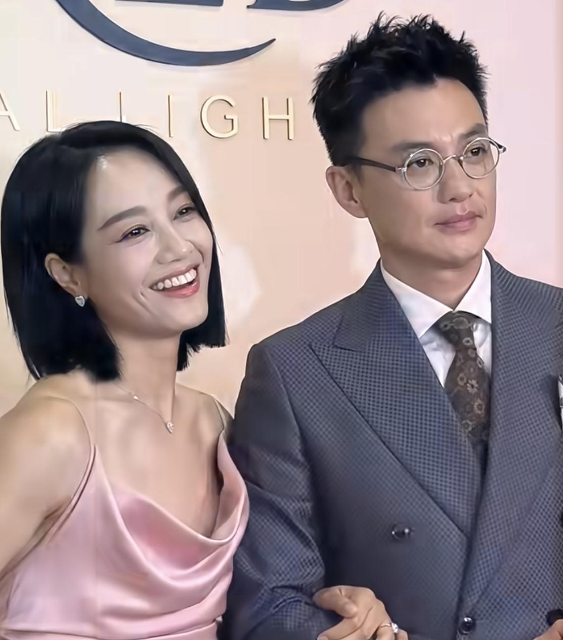 朱丹满眼都是周一围，笑得幸福满足，周一围现在看起来好帅。两人互动的小动作，尽