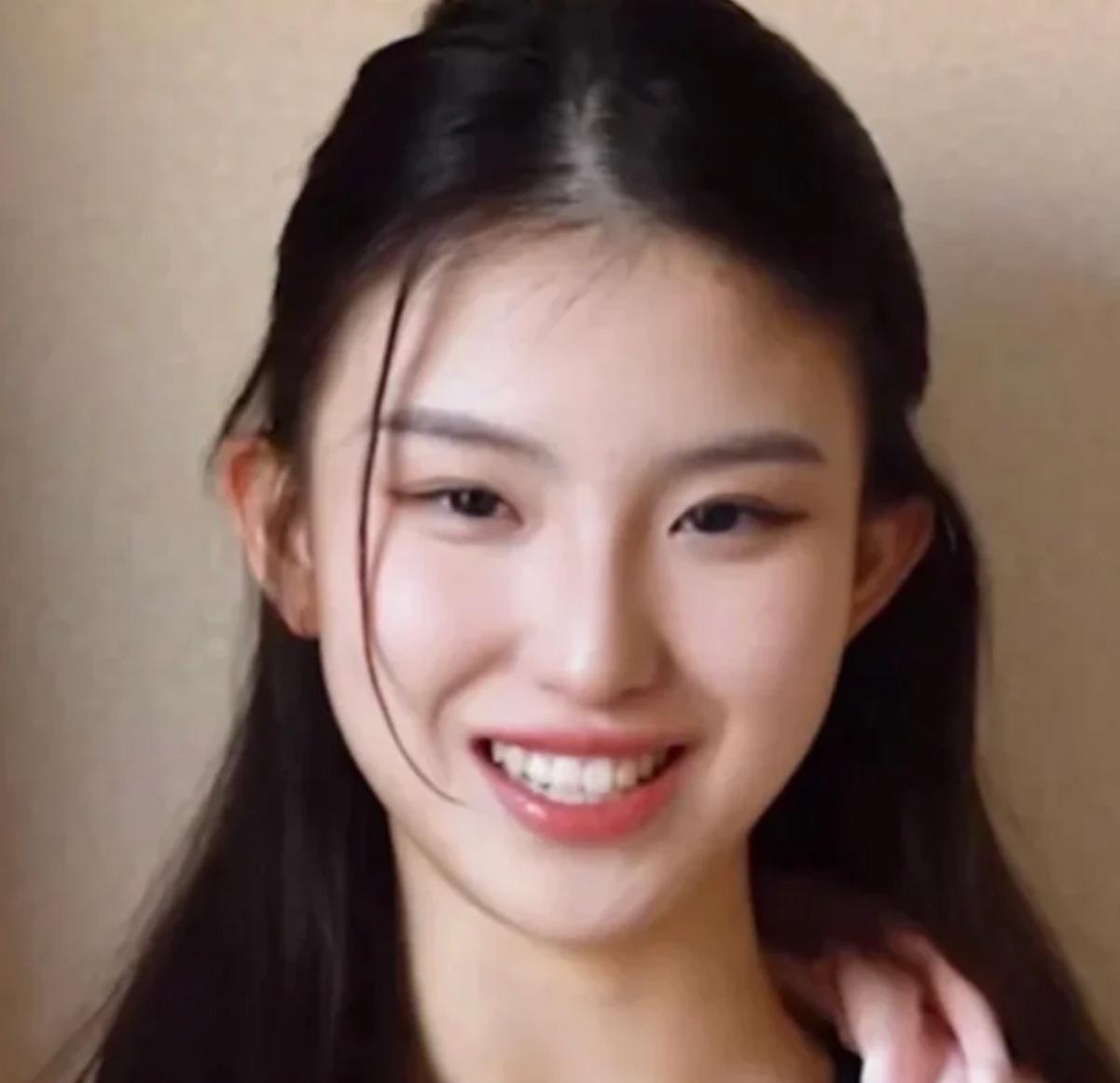想问一下这个小宝宝是谁呀​​​