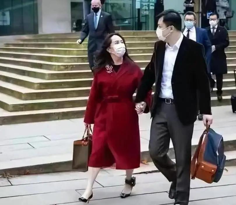 孟晚舟的大衣穿搭藏着高级感密码：不配丝袜与靴子，利落剪裁衬出气场，简约中透着显贵