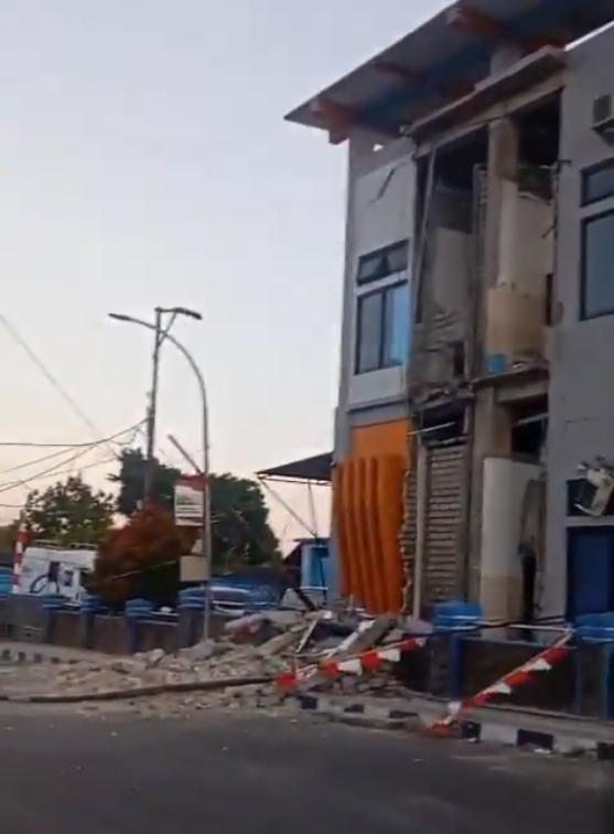 印尼7.7级地震现场：有建筑物损毁坍塌，已观测到海啸，又发生多次6级以上地震；中