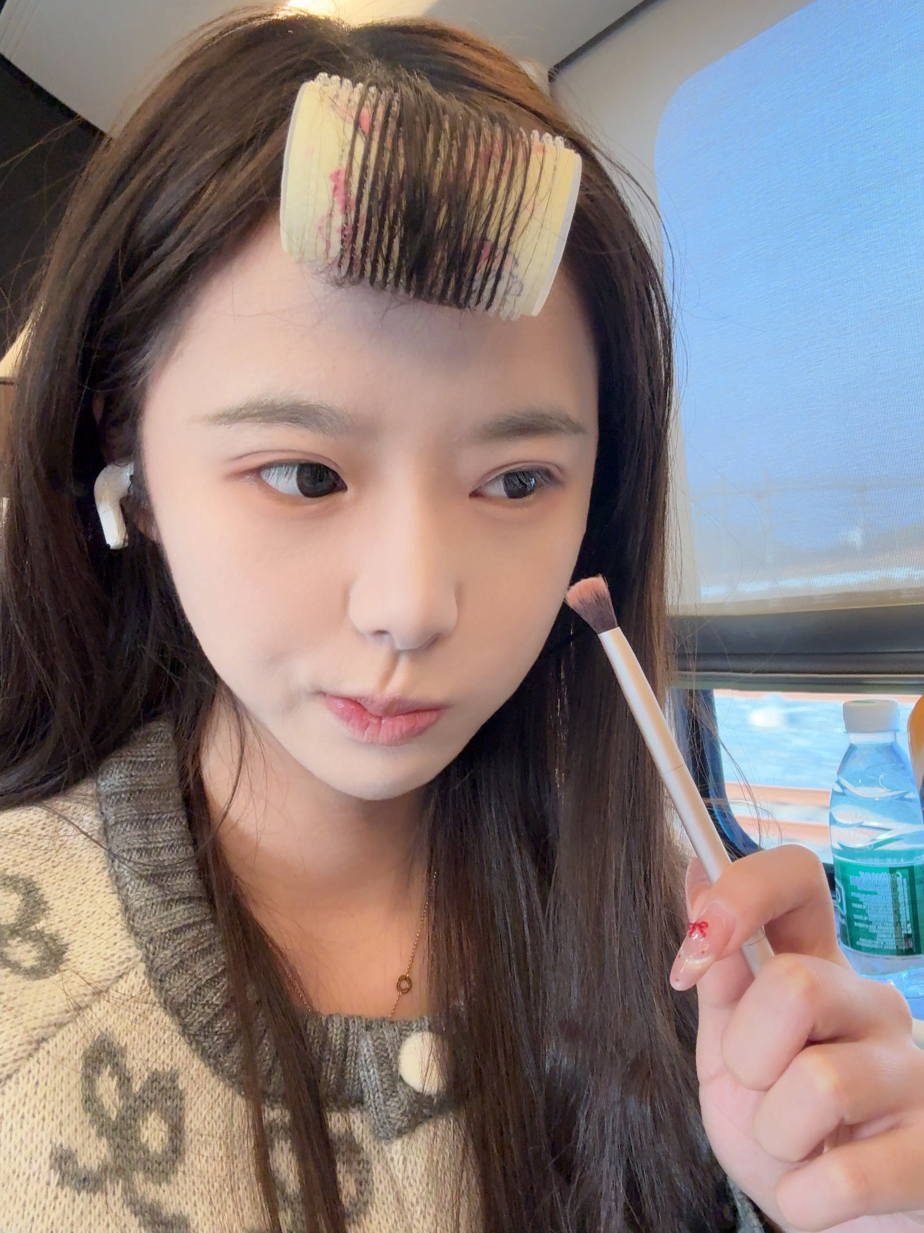 正在高铁上化妆