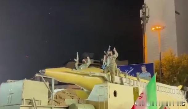 伊朗硬气！4月21日晚，伊朗首都德黑兰卡德尔广场，一枚“卡德尔”中程弹道导弹