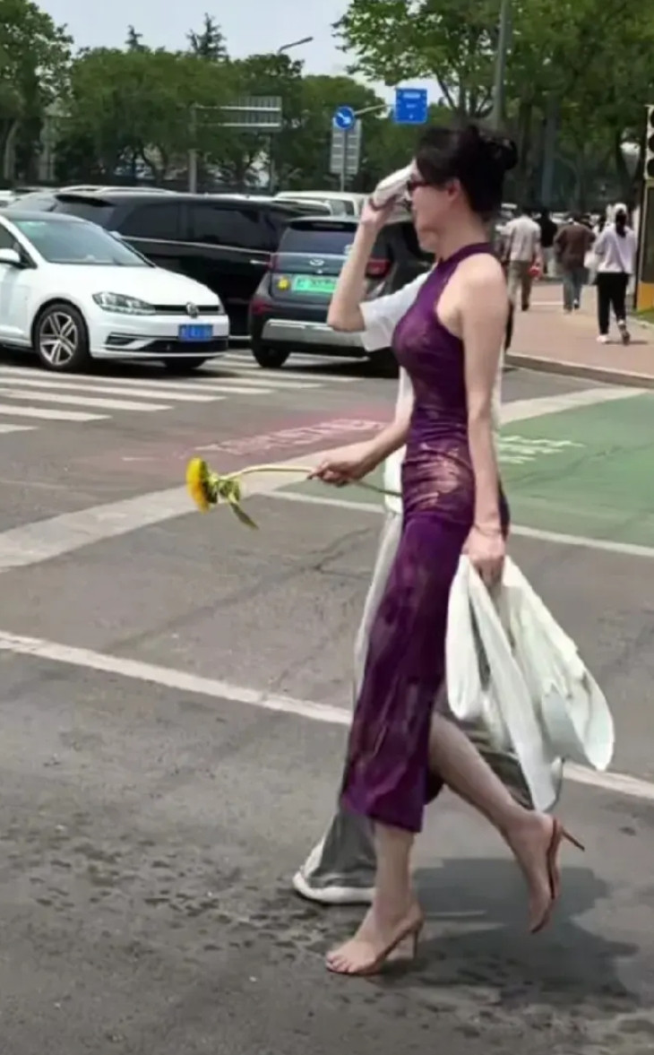 这位漂亮妈妈目测身高得有175cm，身材苗条，高考第三天穿上了紫色旗袍，寓意紫定