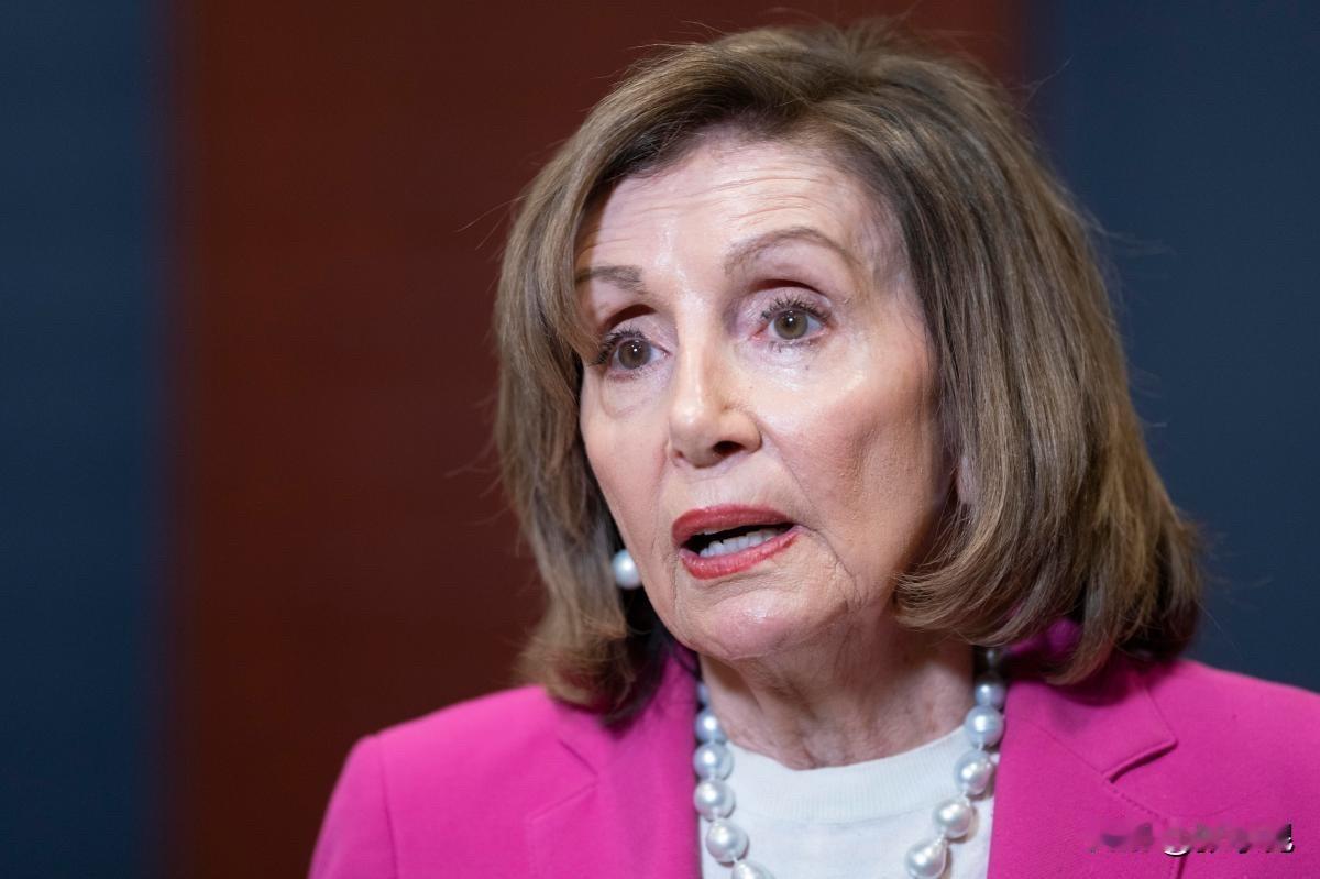 美国前众议长佩洛西今天写道：“中国判处黎智英20年有期徒刑是严重的司法不公，是对