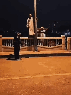 2026年2月4日晚，广东吴川市江心岛一名约50岁的僧人当晚在江心岛翻越护栏跳江