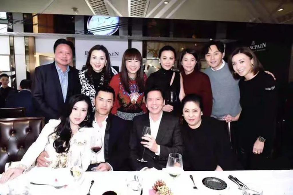 这张大合照中，我只认出了前排的向华强、陈岚夫妇与吕良伟、杨小娟夫妻；后排就认出了