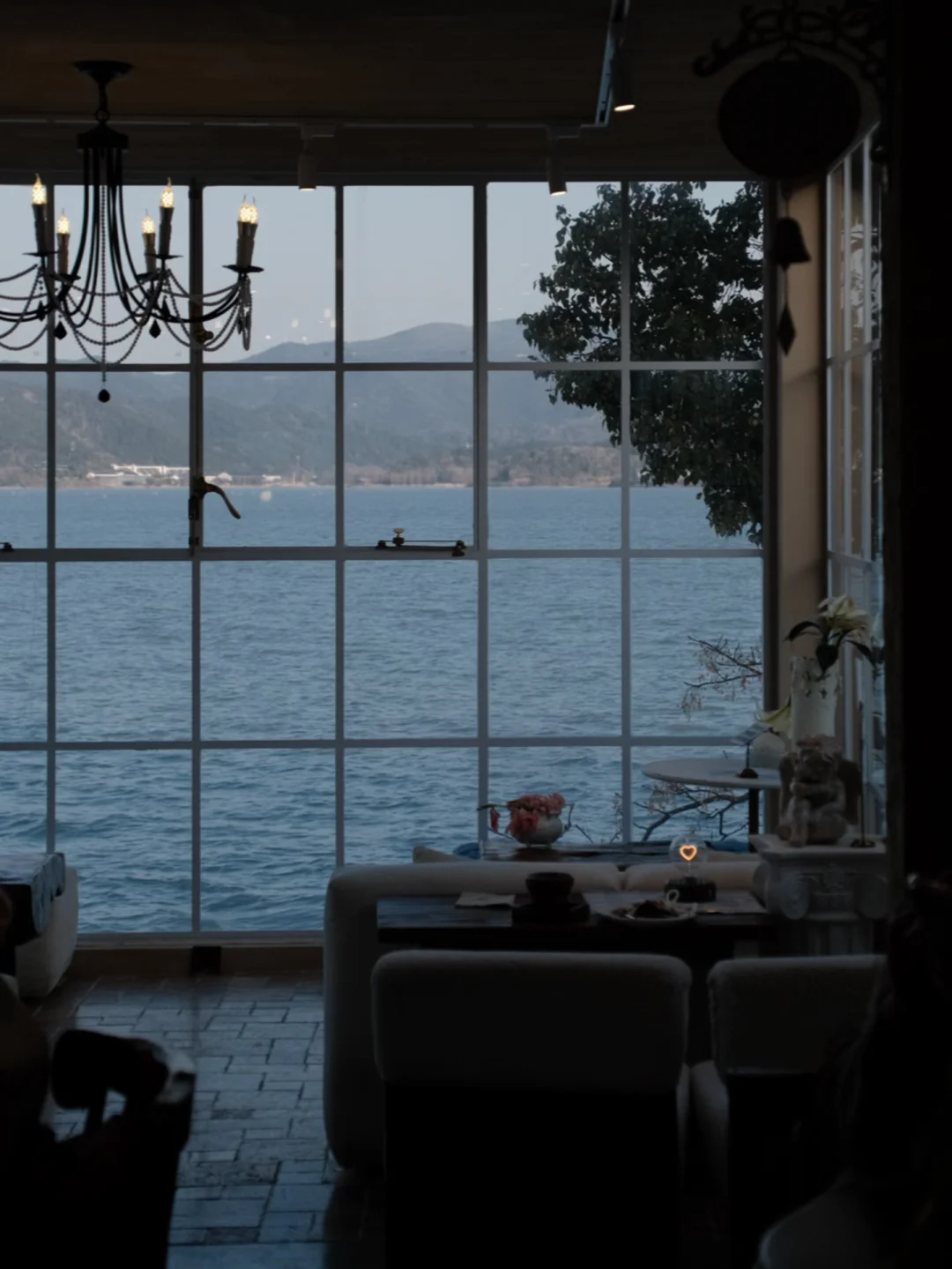 宁波📍谁懂蓝调的东钱湖！被这扇窗硬控了🪟