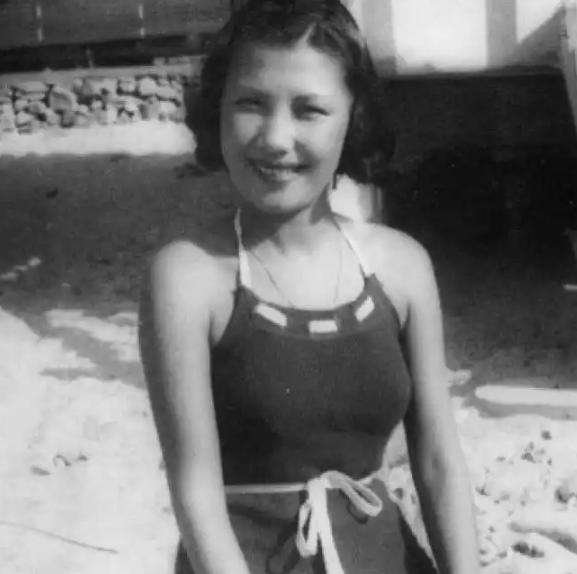 1935年，孙中山之子孙科，对离异的蓝妮一见钟情，后来向她求婚，已有3个孩子的蓝