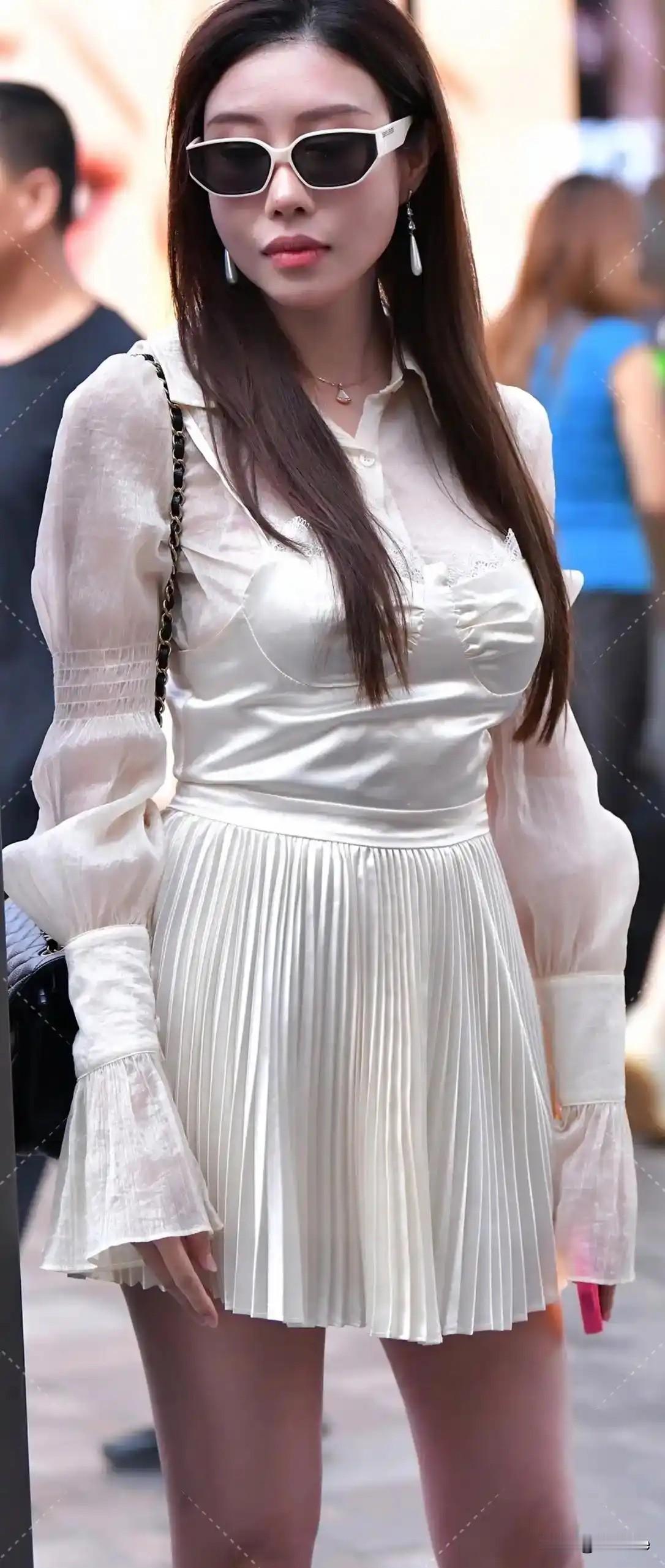 时尚穿搭指南：优雅白裙+粉色手机，完美搭配！