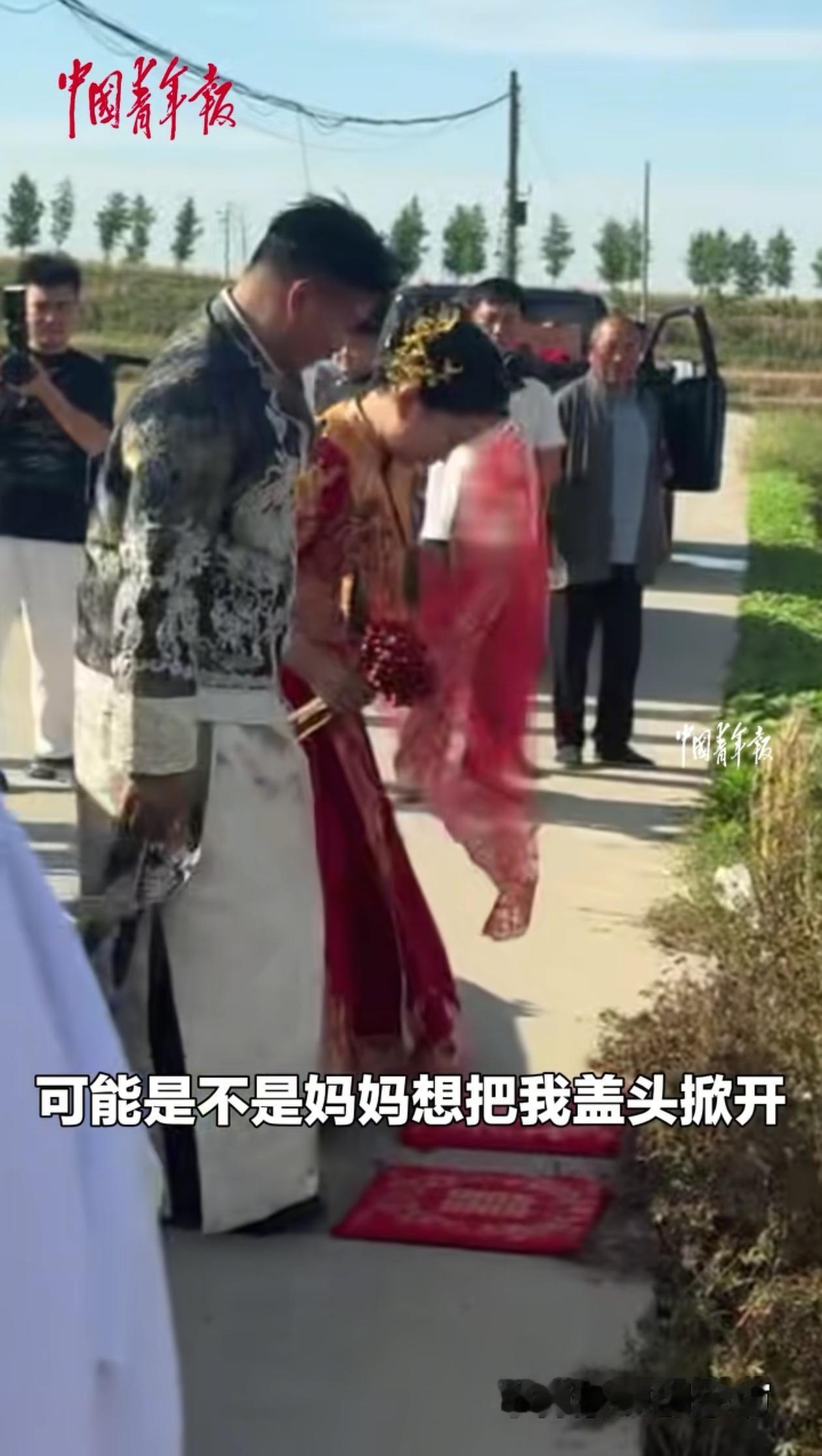 看哭了！山东济宁，新娘出嫁那天，特意带着新郎专程去了母亲墓前，拉着他跟已过世的母