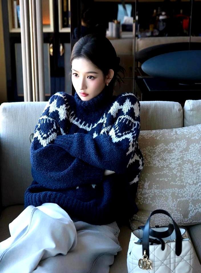 13万。一件灰色毛衣的价格。王玉雯身上那件，看着像周末楼下遛弯儿穿的。社交